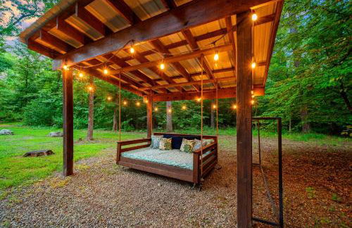 Rustic Family Getaway - Pool Table, Hot Tub, Pets, Great Location - Photo 4