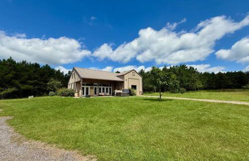 Whispering Pines Retreat, Secluded Cabin with Hot Tub & Pond - Foto 15