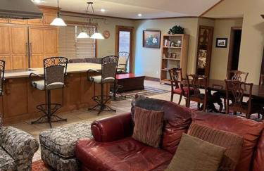 Oxford Chalet Getaway with Lake/Beach Access - Foto 12