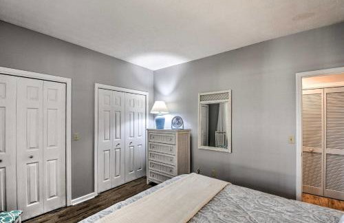 Views, Pools and Marina Lake Keowee Condo! - Foto 12