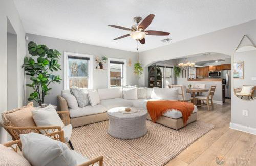 Adorable Dog Friendly Home with Fenced Yard, Office, STEPS to Canal & Hospital! - Foto 1