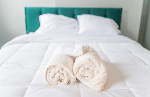 TWO town homes! 6 Bedrooms, 2 King beds, Walk to Eats - Foto 6