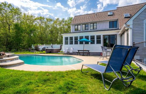 Maine Pondfront Home Sleeps 22 - Pool & Hot Tub - Photo 65