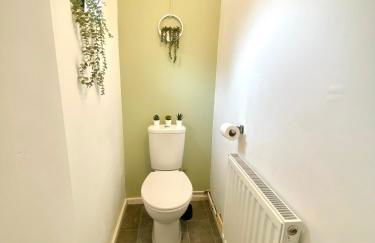 Rushden - Spacious House and Garden, Free Parking, TV, Sleeps 8 Guests - Foto 10