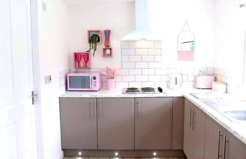 The Cabin with optional Hot Tub Projector DEPOSIT REQUIRED FOR PROJECTOR - Foto 6