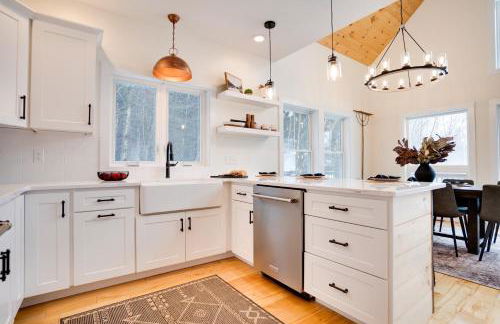 '"Luxury Mountain Getaway'" Sauna, Hot Tub, Massage Chair, Pool Table - Photo 11