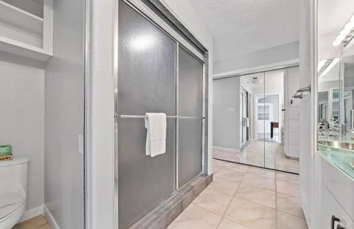 Waterfront oasis with private pool, game room, fire pit and volleyball court - Foto 41