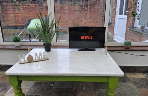 Central Bedford FREE Parking & Private Garden& Conservatory Perfect for large group of people - Foto 6