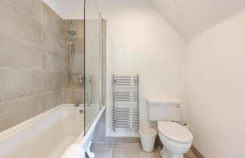 Dorney Windsor Legoland 5 Star Stay for upto 14 guests - Photo 79