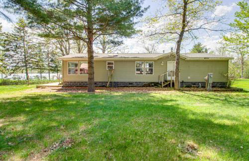 Waterfront Family Home with Yard on Portage Lake - Foto 31