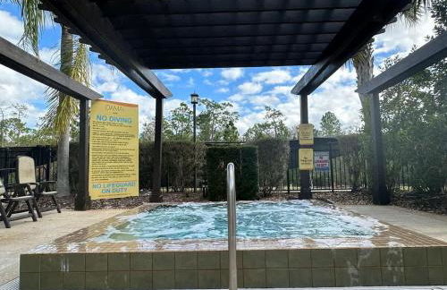 Cozy & Elegant 4BR Enchanted Townhouse - 1 Mile to Disney with Resort Pool, Gym, & Jacuzzi - Photo 13