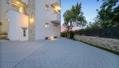 Aquarius Apartments - Beachside with Heated Pool - Photo 5