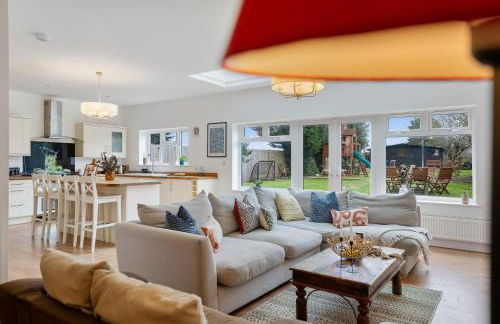 LONG TERM STAY SPECIAL OFFER AVAILABLE! 5-Bedroom Spacious, Stunning Design, Sociable Areas & Cosy House Near South Downs Park, Sleeps 11 with GAMES Room, PRIVATE PARKING and GARDEN - by Blue Puffin Stays - Foto 39