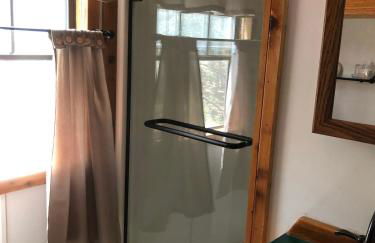 Woodsy and Private- Rustic Cabin - Foto 16