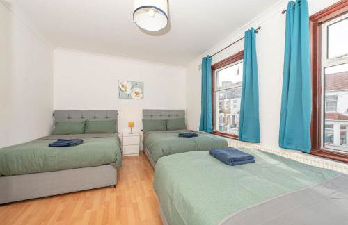 Xtra Large 4 Bedroom House with Heating Sleeps 14 Near Station and ExCeL - Foto 23