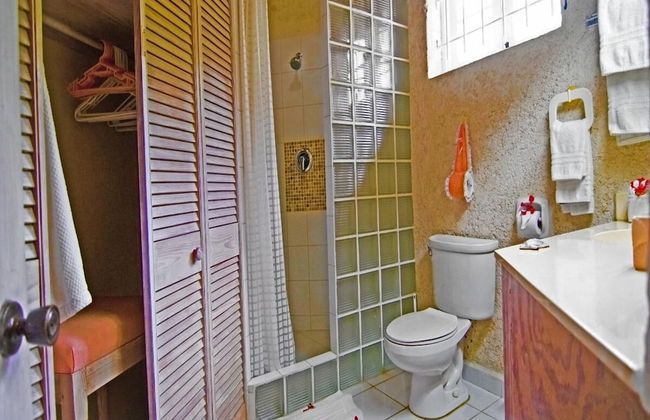 Sea Symphony Barbados - 6 B R Beachfront Villa w Staff - Foto 10