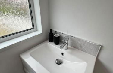 Live Like a Local in Barry, 4-Bed Home Near the Beach, Dog-Friendly, with all the Gavin & Stacey Charm! - Foto 13