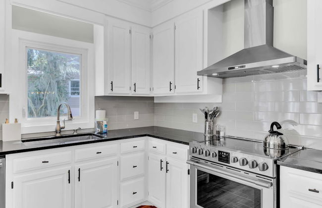 Southern Oasis by Avantstay 0.5mi Walk to the Beach, Pool, Patio, Large Yard - Photo 17