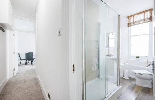 Leicester Square Apartment - Photo 11