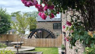 FLOUR MILL HOUSE at PITKERRO MILL, 4 double bedrooms, TVs, 3 en-suite, separate shower, wc, fully equipped kitchen, games room, large family lounge, private parking, WiFi, private garden and courtyard, long stay rates available through Honeycomb Hosts - Foto 5