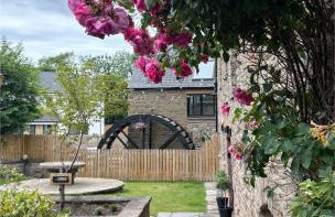 FLOUR MILL HOUSE at PITKERRO MILL, 4 double bedrooms, TVs, 3 en-suite, separate shower, wc, fully equipped kitchen, games room, large family lounge, private parking, WiFi, private garden and courtyard, long stay rates available through Honeycomb Hosts - Foto 5