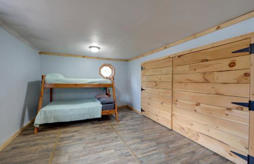 Love Shack Retreat Cabin with Deck and Yard! - Foto 21