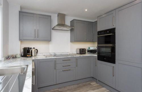 Castle View - 2 Bed Stylish Coastal Port Solent Retreat with Views! Parking, Sleeps 6 - LONG TERM STAY WINTER SPECIAL OFFER- By Blue Puffin Stays - Photo 21