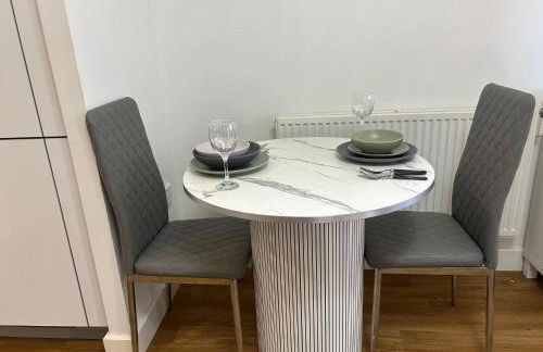 Central 1-Bed Apt for 4 Close To Transport Shops - Foto 9