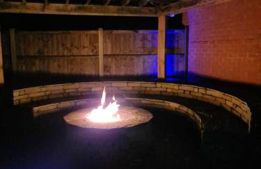 Detached luxury 5 bed house, lanscaped garden, fire pit, parking, can sleep families or workers - Foto 15