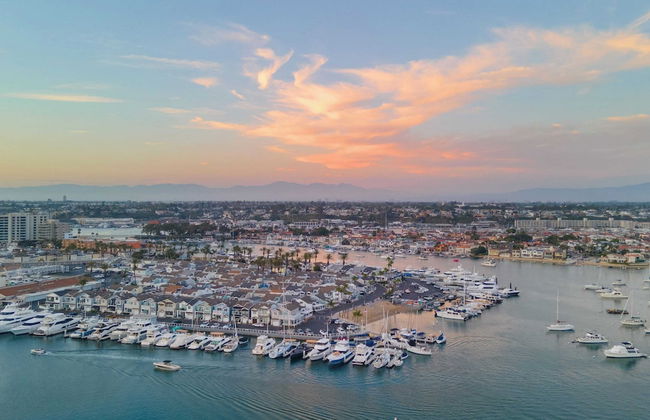 Shoreline Villa by Avantstay Steps to the Beach, Bay, & Pier! - Photo 51