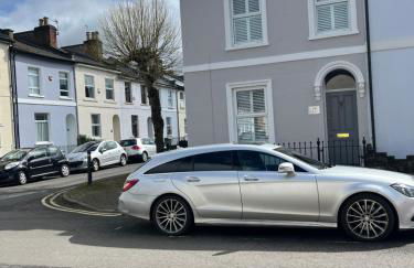 The Lily Pad - Boutique Townhouse, a short walk to Town Center and Racecourse - Photo 1