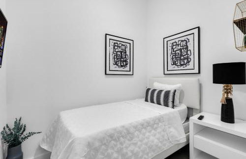 Miami Magic Vibrant 2 Bedroom with Free Parking - Photo 9