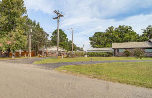Lakefront Eufaula Cabin with Fire Pit and Private Dock - Foto 38