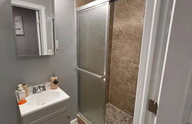 Cozy Modern Home with Large Fenced in Backyard - Foto 11