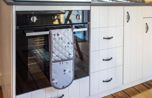 The Hideaway Hut - 1 Bed Shepherds Hut - Hereford - Photo 115