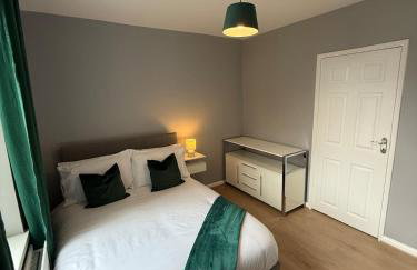 3 Bedroom Apartment with Balcony in London, Free Parking - Photo 11