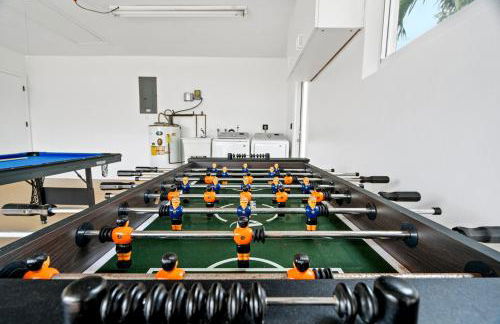 Spacious 4BR/3BA pool home, stylishly decorated - Foto 49