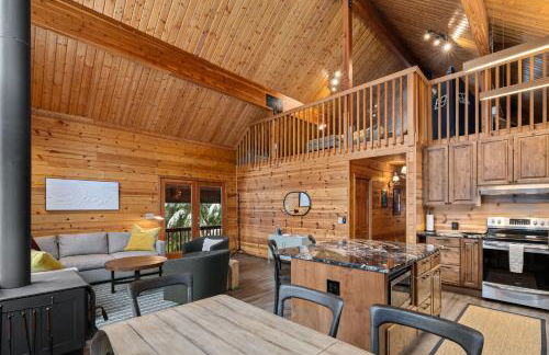 Alpine Retreat at Snoqualmie Pass- 5-Min to Slopes, Private Creek, BBQ, Fireplace, Smart TVs, Kids Games, Hi-Speed Wi-Fi - Foto 13