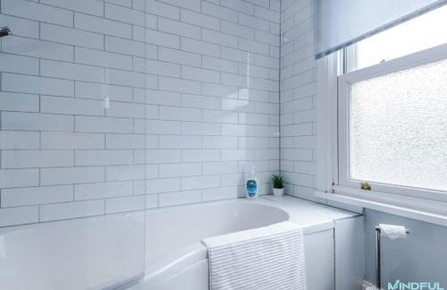 5BR House, Sleeps 10 guests - Free Parking - Business & Contractor Stays - Foto 27