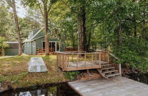 Lakefront with Lots of Light and Private Dock Access - Foto 38