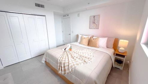 Comfortable 2BR Apartment with Pool and Gym, Steps from Jackson Memorial - Foto 2, wardrobe