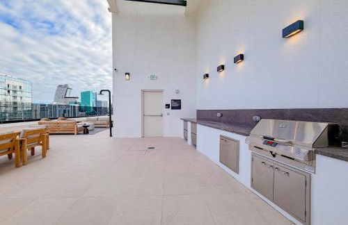 City Skyline Views & Rooftop Pool at District 225 - Foto 40