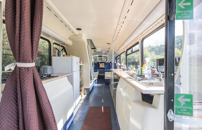 Double Decker Bus on an Alpaca Farm Sleeps 8 - Foto 1