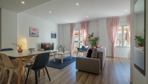 Modern, Stylish Apartment - Photo 4