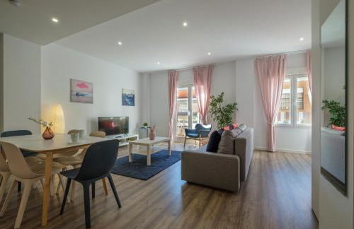 Modern, Stylish Apartment - Photo 4