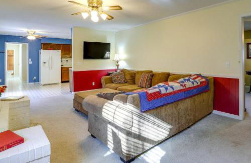 Charming Paris Home with Porch Hunt and Unwind! - Foto 10