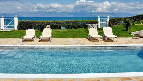 Antorina Beachfront Villas with Private Pools - Foto 2, sunbed