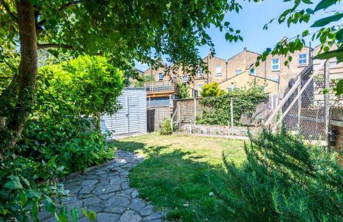 Cozy 4-Bed with Garden in Trendy Stoke Newington - Pass the Keys - Foto 24