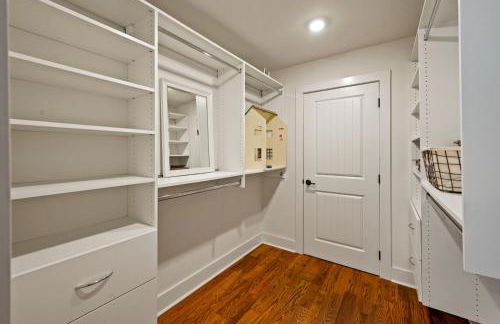 Modern 3BR Condo Walk to Downtown and UT with Parking - Foto 25