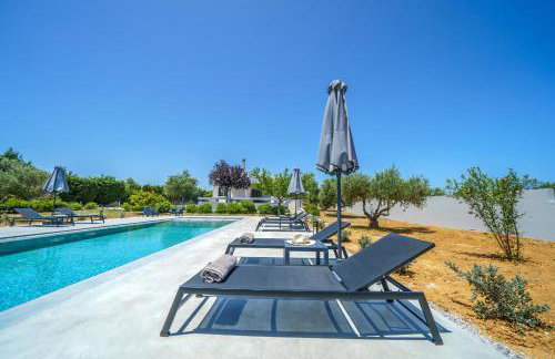 Nostra Terra Villa, 2-acre Secluded Nature Escape with Heated Pool, By ThinkVilla - Foto 2